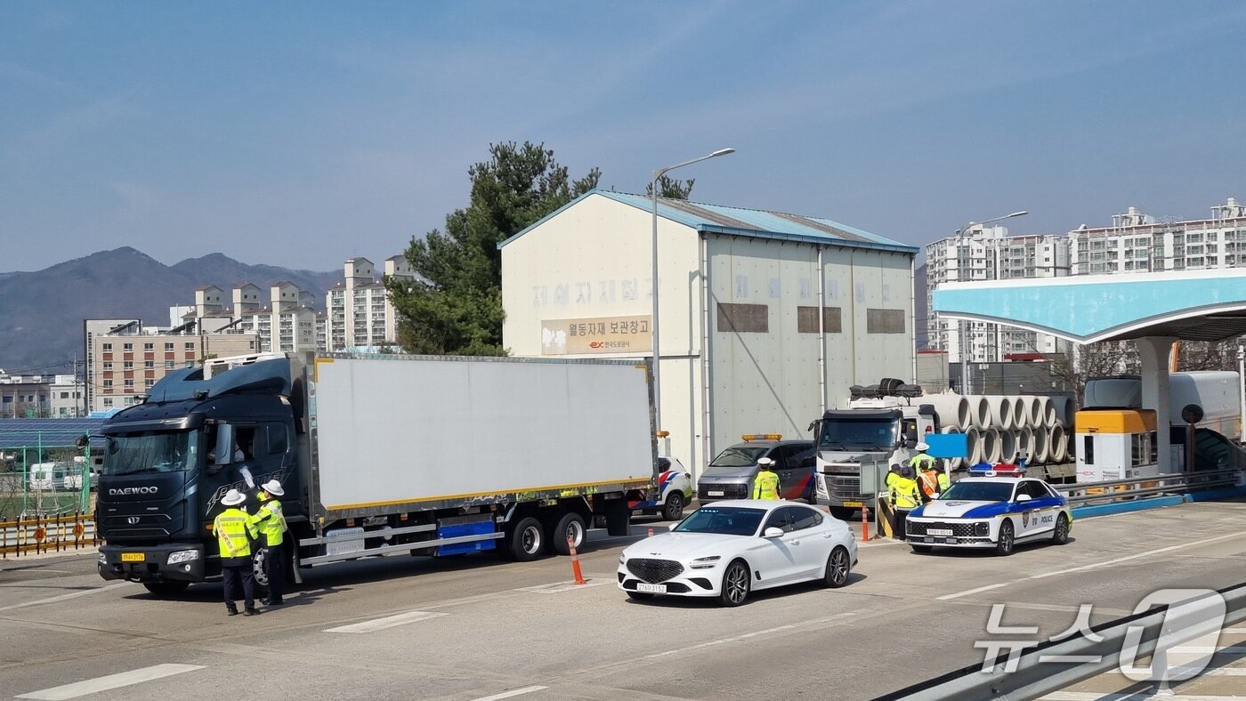 본문 이미지 - 화물차 대상 교통안전 캠페인.(강원경찰청 제공. 재판매 및 DB금지)/뉴스1