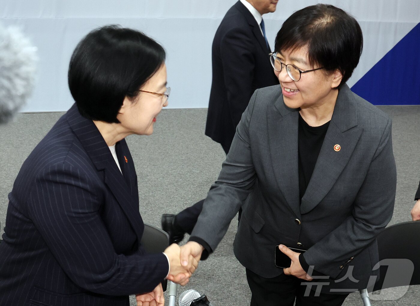 본문 이미지 - 정은경 보건복지부 장관이 24일 서울 서초구 한국제약바이오협회에서 열린 제약바이오벤처 혁신성장 전주기 협업방안 발표회에 참석해 한성숙 중소벤처기업부 장관(왼쪽)과 인사를 나누고 있다. 2026.3.24 ⓒ 뉴스1 김진환 기자