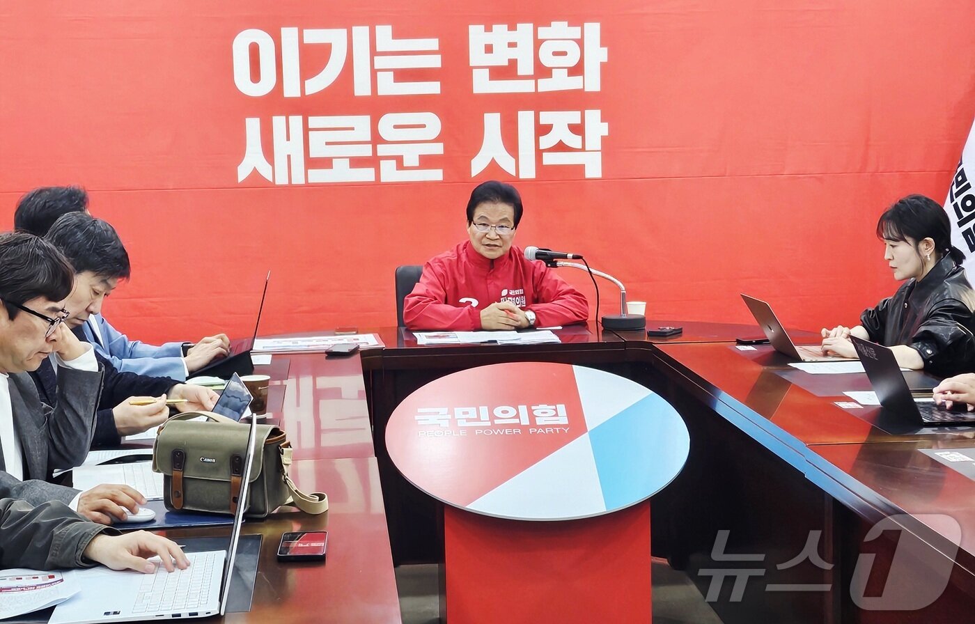 본문 이미지 - 김용판 대구 달서구청장 예비후보가 24일 오후 대구 수성구 국민의힘 대구시당에서 기자회견을 열고 경쟁 후보들의 단일화를 비판하고 있다. 2026.3.24 ⓒ 뉴스1 남승렬 기자