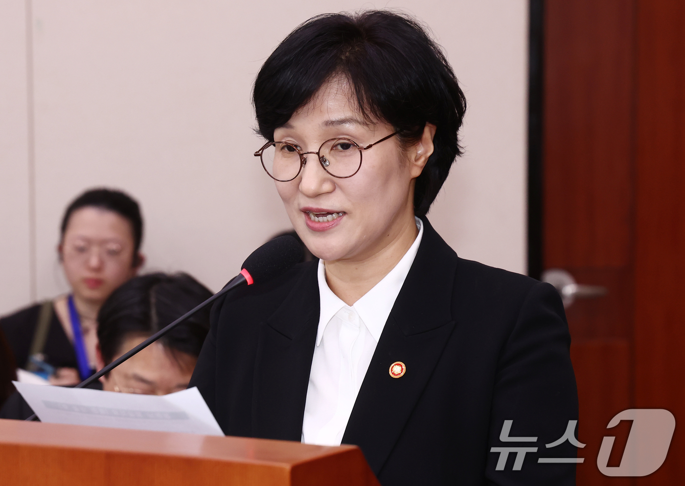 (서울=뉴스1) 김민지 기자 = 원민경 성평등가족부 장관이 24일 오후 서울 여의도 국회에서 열린 성평등가족위원회 전체회의에서 업무보고를 하고 있다. 2026.3.24/뉴스1