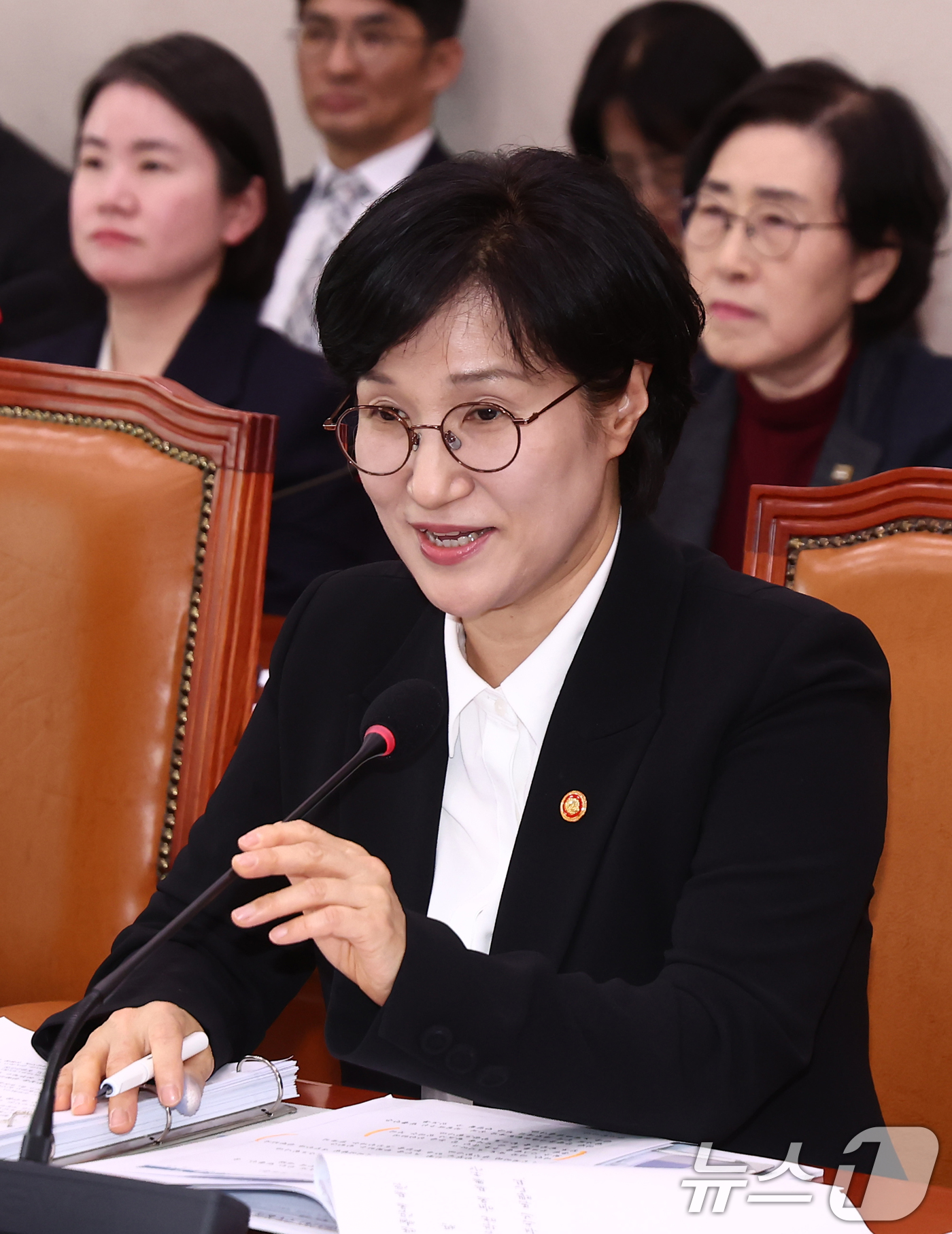(서울=뉴스1) 김민지 기자 = 원민경 성평등가족부 장관이 24일 오후 서울 여의도 국회에서 열린 성평등가족위원회 전체회의에서 의원 질의에 답변하고 있다. 2026.3.24/뉴스1 …