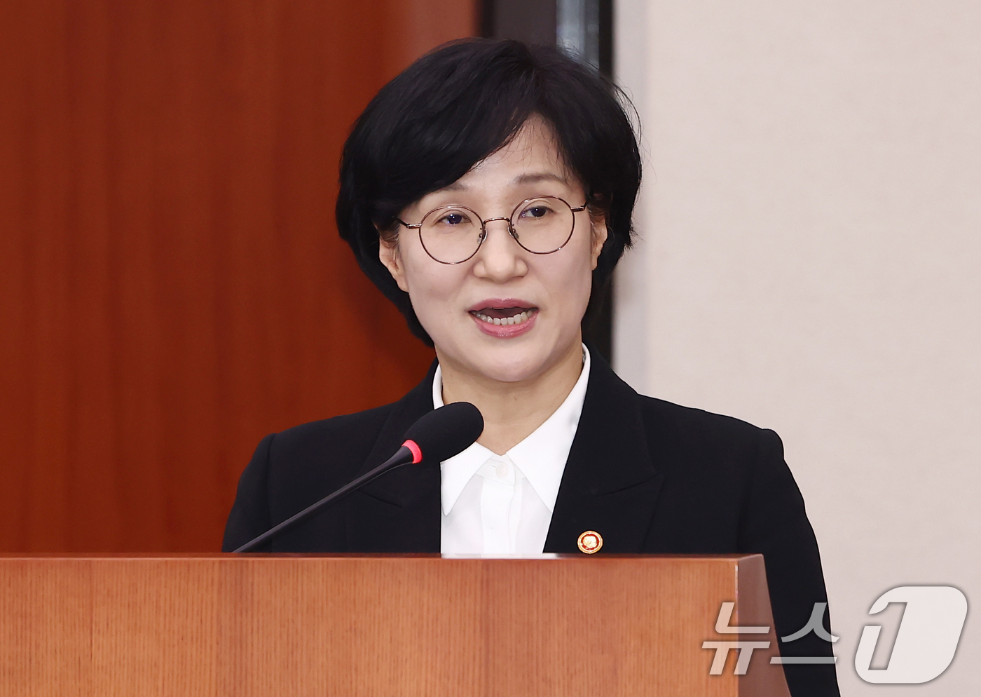 (서울=뉴스1) 김민지 기자 = 원민경 성평등가족부 장관이 24일 오후 서울 여의도 국회에서 열린 성평등가족위원회 전체회의에서 업무보고를 하고 있다. 2026.3.24/뉴스1