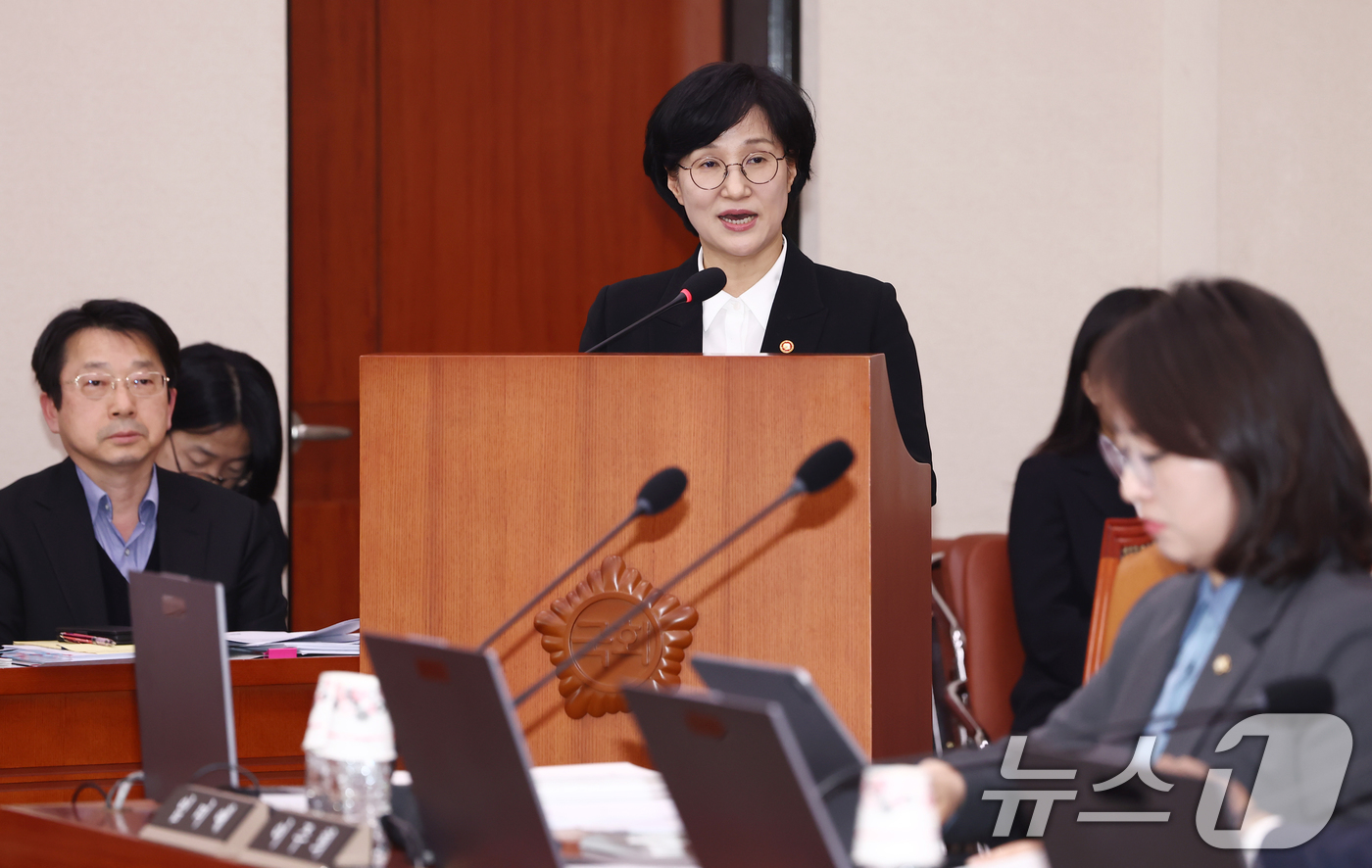 (서울=뉴스1) 김민지 기자 = 원민경 성평등가족부 장관이 24일 오후 서울 여의도 국회에서 열린 성평등가족위원회 전체회의에서 업무보고를 하고 있다. 2026.3.24/뉴스1