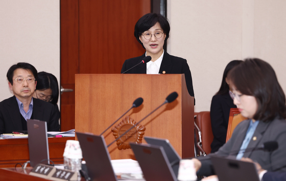 국회서 업무보고 하는 원민경 장관