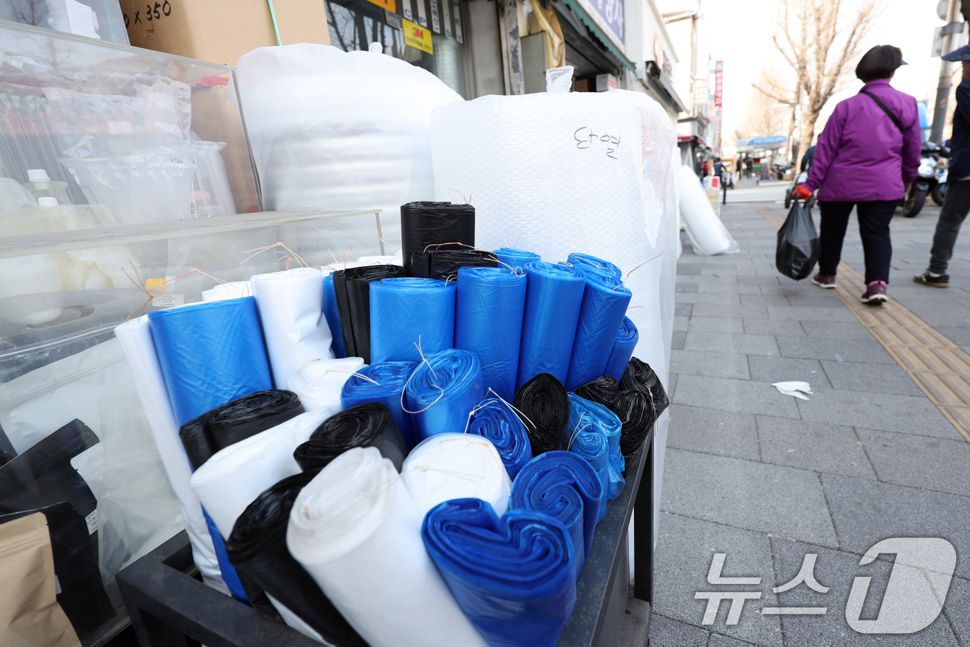 (서울=뉴스1) 황기선 기자 = 미국·이스라엘과 이란 간 전쟁 장기화로 인해 비닐의 핵심 원료 '나프타'의 공급이 불안정해지면서 비닐 수급에도 영향을 끼치고 있다.특히 식품 포장재 …