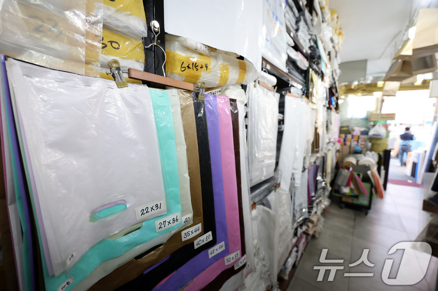 (서울=뉴스1) 황기선 기자 = 미국·이스라엘과 이란 간 전쟁 장기화로 인해 비닐의 핵심 원료 '나프타'의 공급이 불안정해지면서 비닐 수급에도 영향을 끼치고 있다.특히 식품 포장재 …