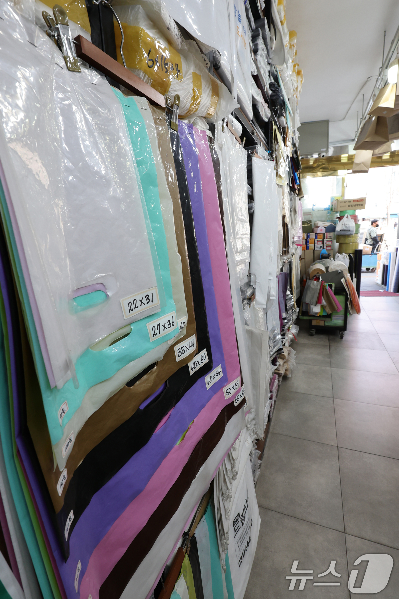 (서울=뉴스1) 황기선 기자 = 미국·이스라엘과 이란 간 전쟁 장기화로 인해 비닐의 핵심 원료 '나프타'의 공급이 불안정해지면서 비닐 수급에도 영향을 끼치고 있다.특히 식품 포장재 …