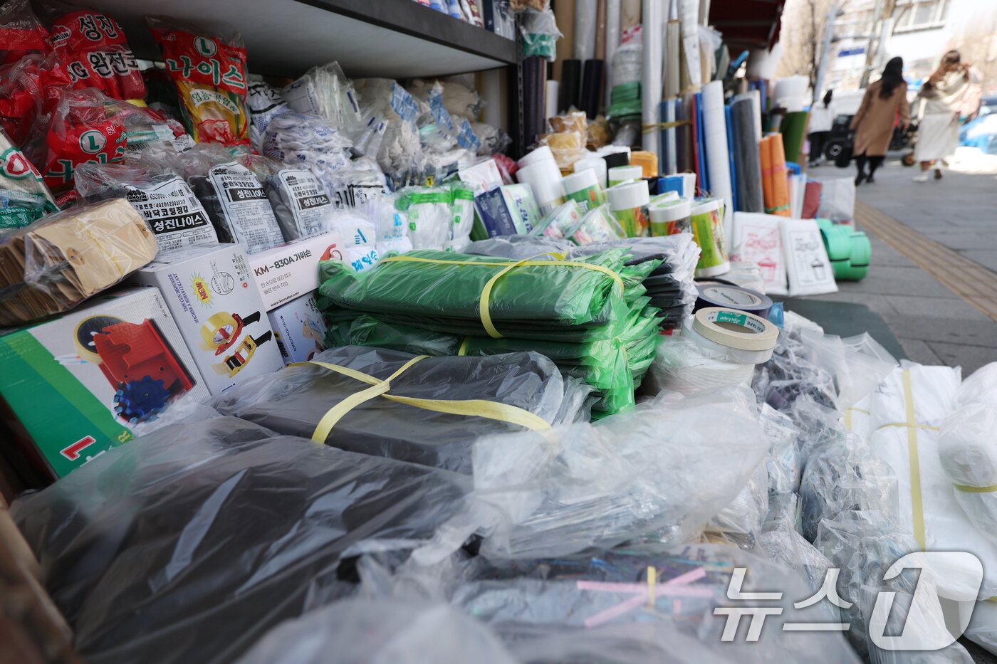 본문 이미지 - 사진은 24일 서울 시내 한 비닐 전문판매장에 진열된 비닐 제품의 모습. 2026.3.24 ⓒ 뉴스1 황기선 기자