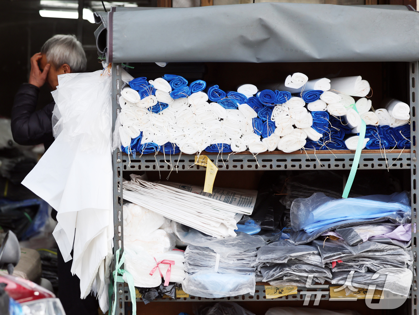 (서울=뉴스1) 황기선 기자 = 미국·이스라엘과 이란 간 전쟁 장기화로 인해 비닐의 핵심 원료 '나프타'의 공급이 불안정해지면서 비닐 수급에도 영향을 끼치고 있다.특히 식품 포장재 …