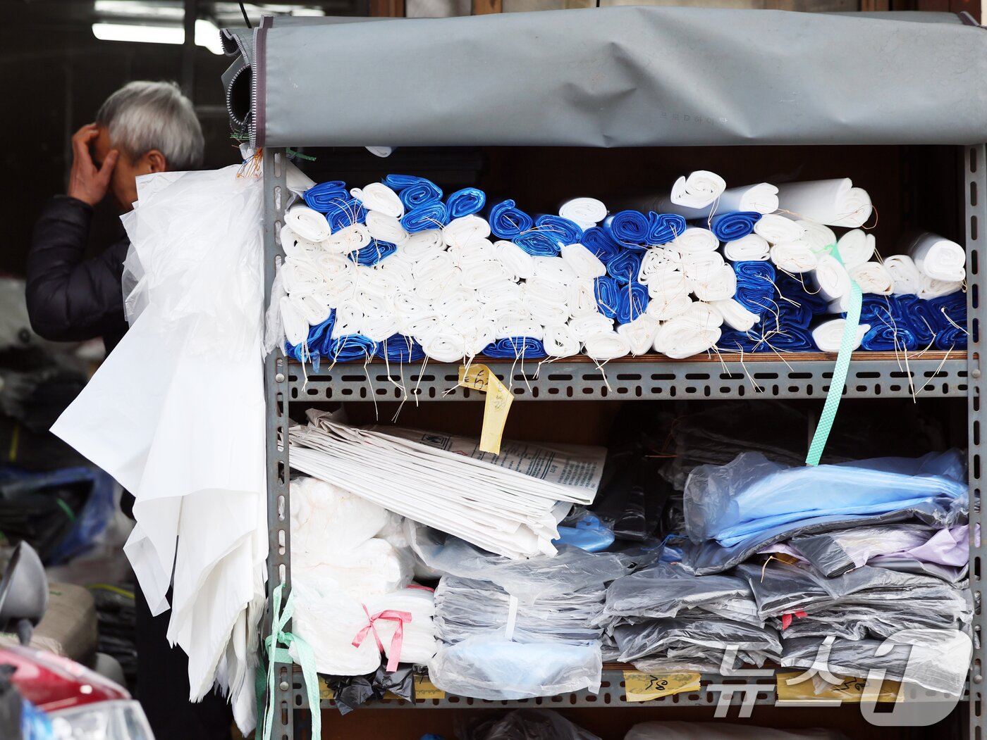 본문 이미지 - 미국·이스라엘과 이란 간 전쟁 장기화로 인해 비닐의 핵심 원료 '나프타'의 공급이 불안정해지면서 비닐 수급에도 영향을 끼치고 있다. 사진은 24일 서울 시내 한 비닐 전문판매장에 진열된 비닐 제품의 모습. 2026.3.24 ⓒ 뉴스1 황기선 기자