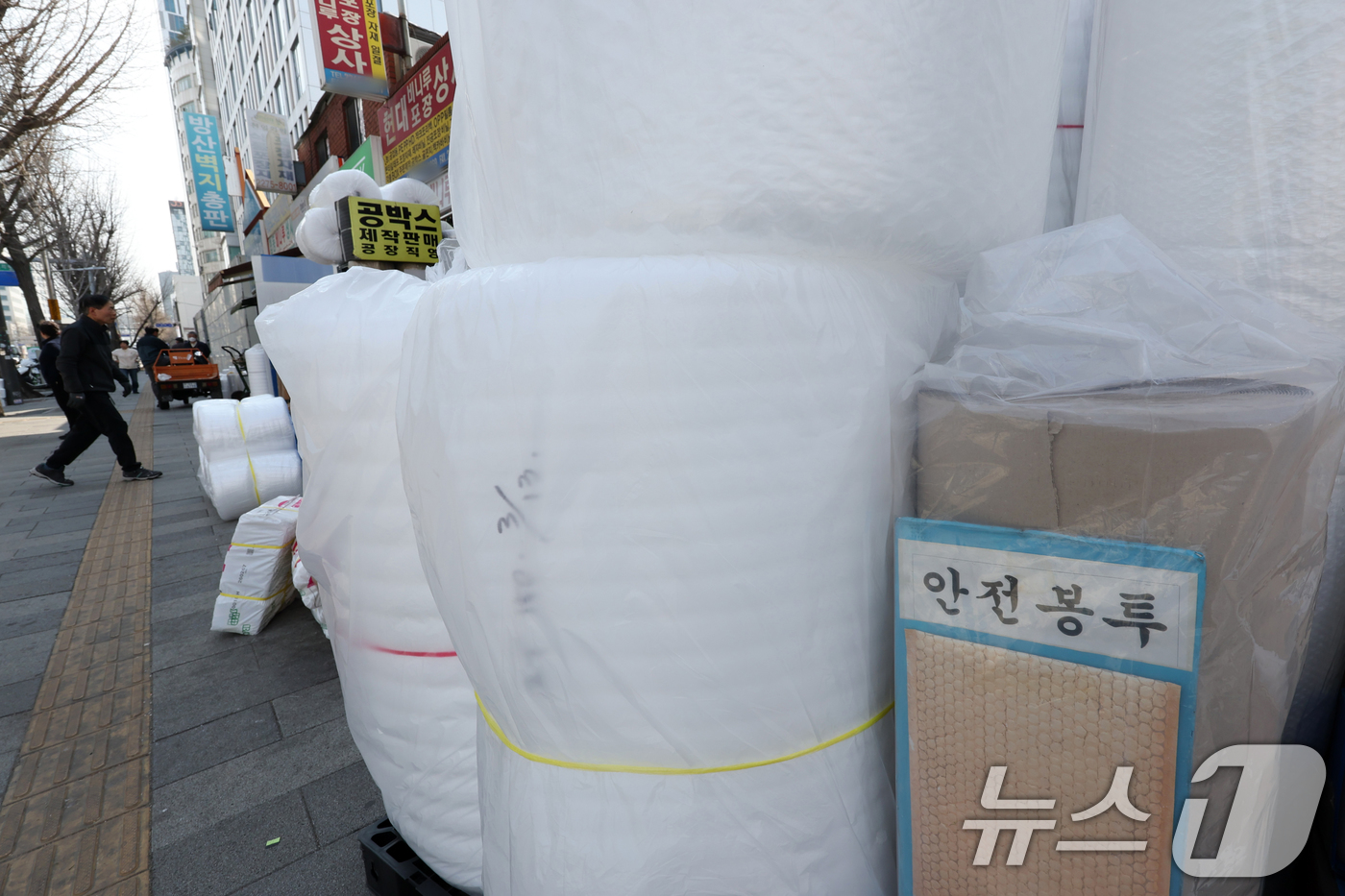 (서울=뉴스1) 황기선 기자 = 미국·이스라엘과 이란 간 전쟁 장기화로 인해 비닐의 핵심 원료 '나프타'의 공급이 불안정해지면서 비닐 수급에도 영향을 끼치고 있다.특히 식품 포장재 …