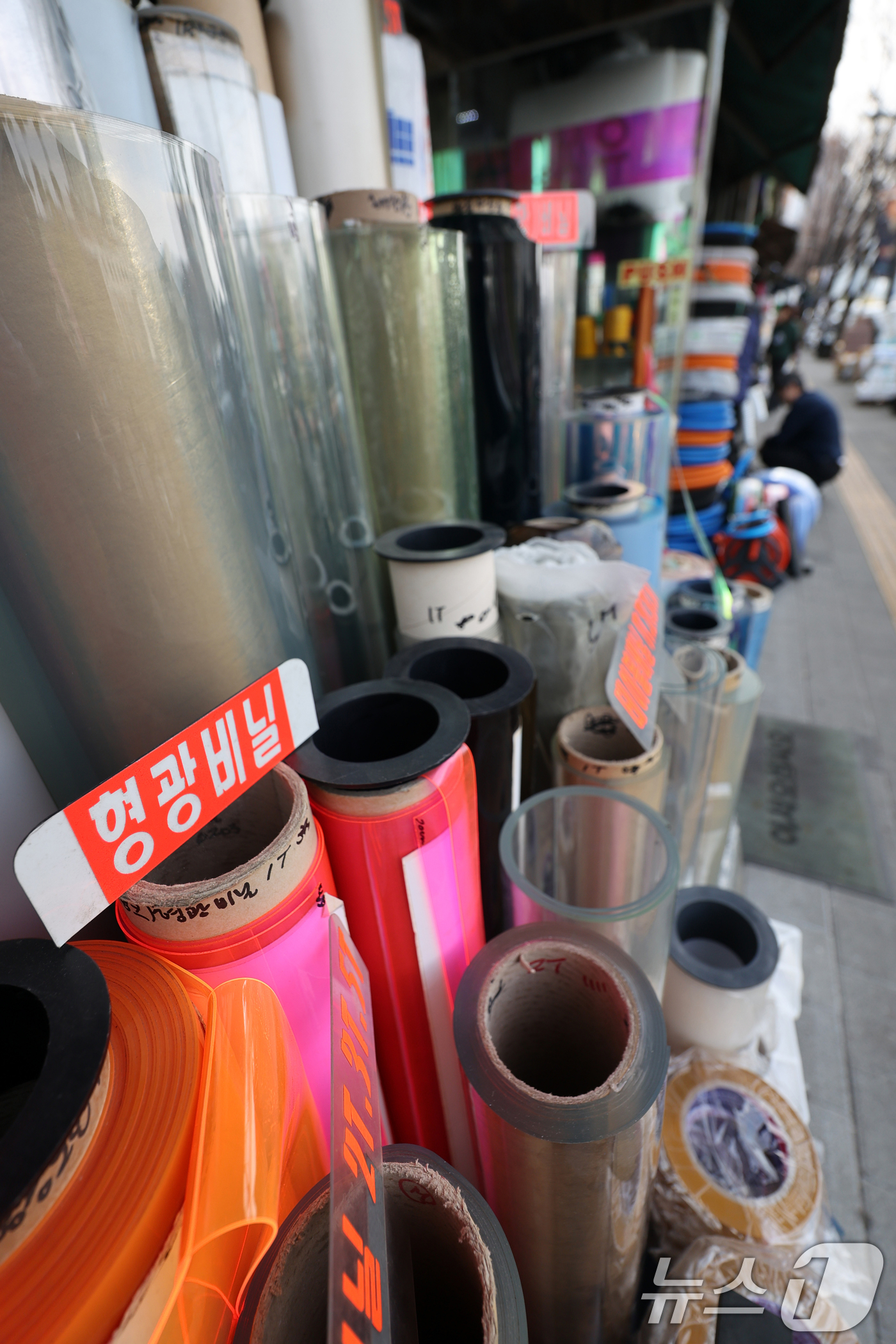 (서울=뉴스1) 황기선 기자 = 미국·이스라엘과 이란 간 전쟁 장기화로 인해 비닐의 핵심 원료 '나프타'의 공급이 불안정해지면서 비닐 수급에도 영향을 끼치고 있다.특히 식품 포장재 …