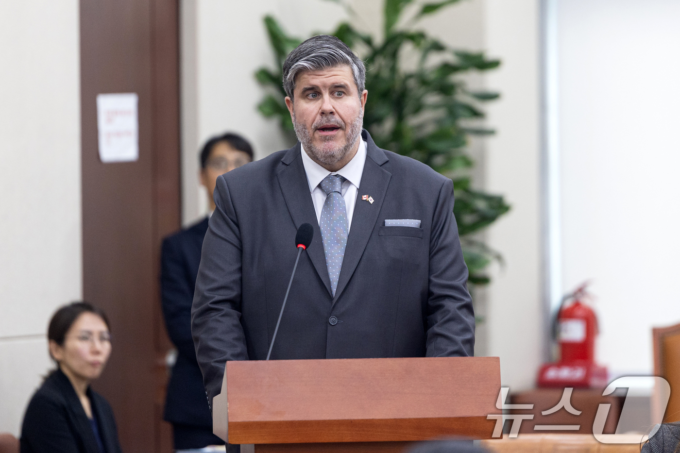 (서울=뉴스1) 이승배 기자 = 24일 서울 여의도 국회에서 열린 제433회국회(임시회) 국방위원회 제2차 전체회의에서 필립 라포르튠 주한캐나다 대사가 한-캐나다 국방·방산 협력 …