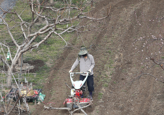 봄농사 준비하는 농부