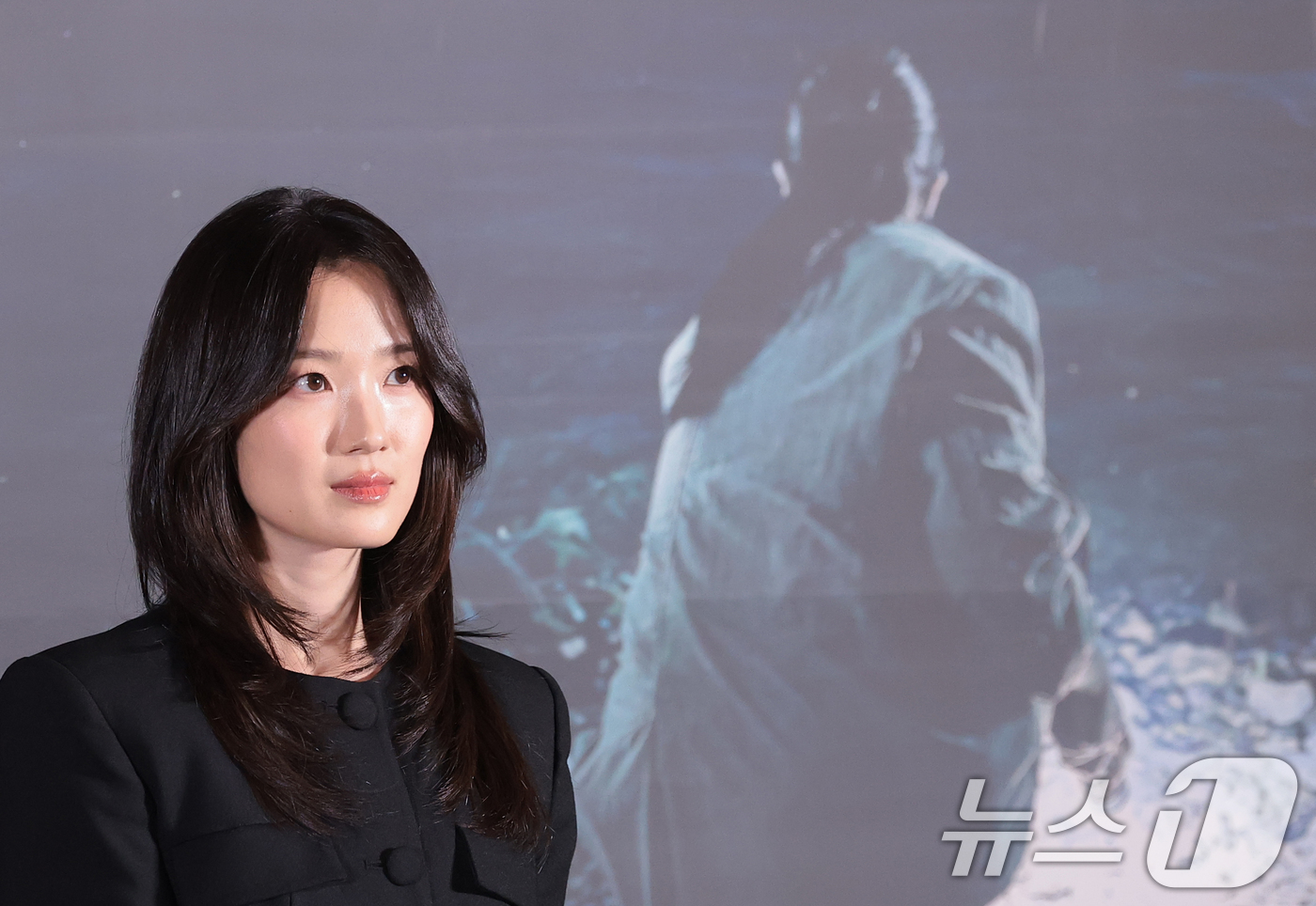 (서울=뉴스1) 권현진 기자 = 배우 김혜윤이 24일 오후 서울 용산구 CGV아이파크몰에서 열린 영화 ‘살목지’(감독 이상민) 언론배급시사회 및 기자간담회에서 객석을 바라보고 있다 …