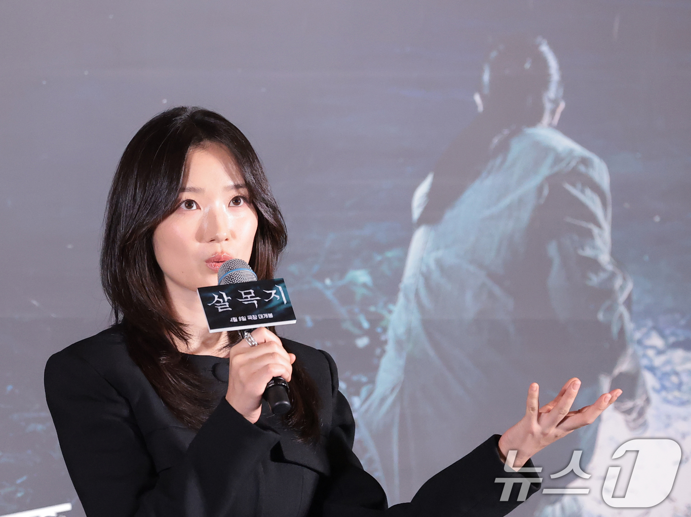 (서울=뉴스1) 권현진 기자 = 배우 김혜윤이 24일 오후 서울 용산구 CGV아이파크몰에서 열린 영화 ‘살목지’(감독 이상민) 언론배급시사회 및 기자간담회에서 인사말을 하고 있다. …