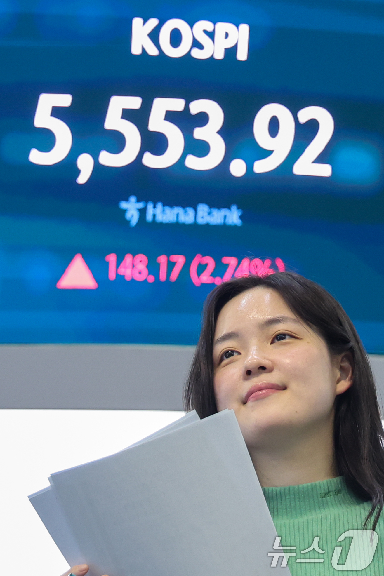 (서울=뉴스1) 안은나 기자 = 코스피가 5500선을 회복한 24일 오후 서울 중구 하나은행 본점 딜링룸 전광판에 종가가 나오고 있다.이날 코스피지수는 전일 대비 148.17포인트 …