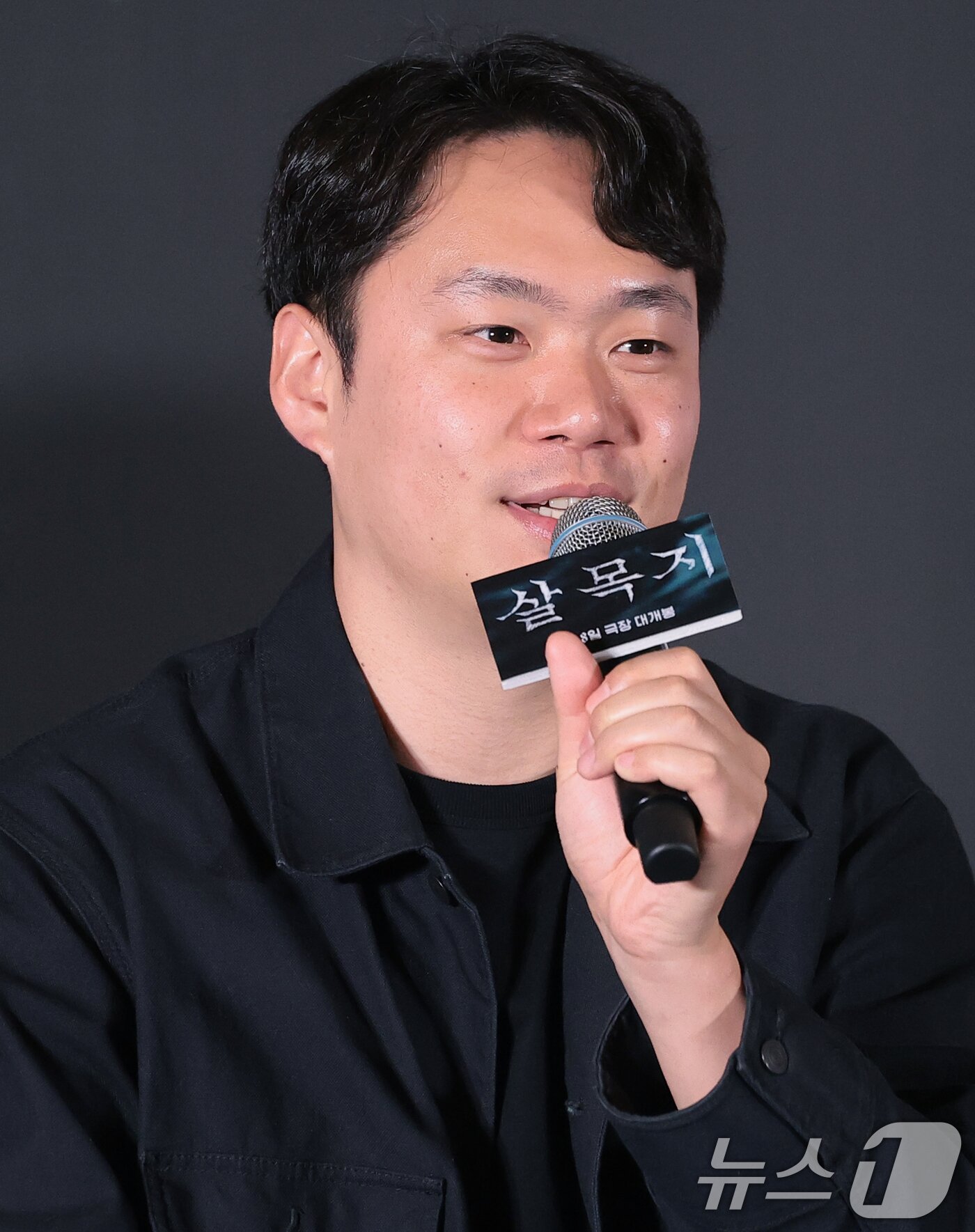 본문 이미지 - 이상민 감독이 24일 오후 서울 용산구 CGV아이파크몰에서 열린 영화 ‘살목지’ 언론배급시사회 및 기자간담회에서 인사말을 하고 있다. ‘살목지’는 로드뷰에 포착된 정체불명의 형체를 재촬영하기 위해 저수지로 향한 촬영팀이 검고 깊은 물속의 무언가와 마주하며 벌어지는 이야기를 그린 공포 영화다. 2026.3.24 ⓒ 뉴스1 권현진 기자