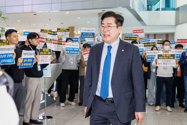 박찬대 "'공항 통합' 움직임 있으면 막아낼 것"…공약화엔 즉답 피해(종합)