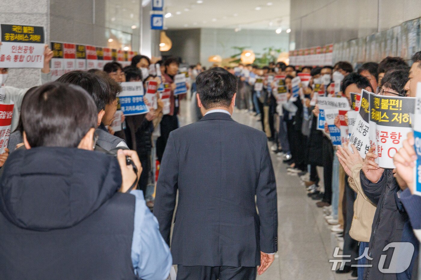 본문 이미지 - 박찬대 국회의원이 24일 인천국제공항공사 청사 동관에서 인천공항공사 노조원들과 인사를 나누고 있다.(인천공항공사 제공. 재배포 및 DB금지)2026.3.24/뉴스1