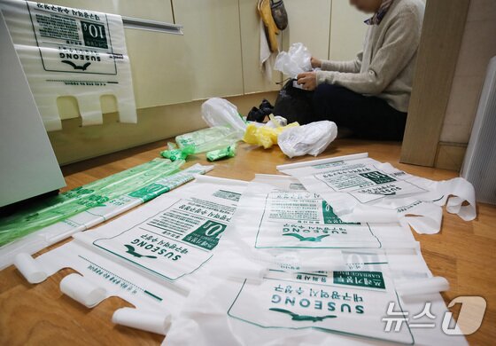 본문 이미지 - 중동사태 여파로 종량제 종량제봉투 등 비닐 원료인 '나프타' 수급이 불안정한 가운데 '종량제봉투 대란' 우려가 확산하고 있다. 2026.3.24 ⓒ 뉴스1 공정식 기자