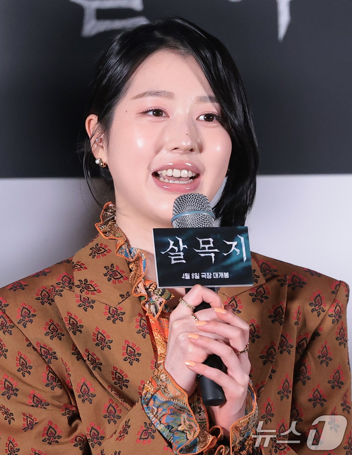 본문 이미지 - 배우 장다아가 24일 오후 서울 용산구 CGV아이파크몰에서 열린 영화 ‘살목지’(감독 이상민) 언론배급시사회 및 기자간담회에 참석해 인사말을 하고 있다. ‘살목지’는 로드뷰에 포착된 정체불명의 형체를 재촬영하기 위해 저수지로 향한 촬영팀이 검고 깊은 물속의 무언가와 마주하며 벌어지는 이야기를 그린 공포 영화다. 2026.3.24 ⓒ 뉴스1 권현진 기자