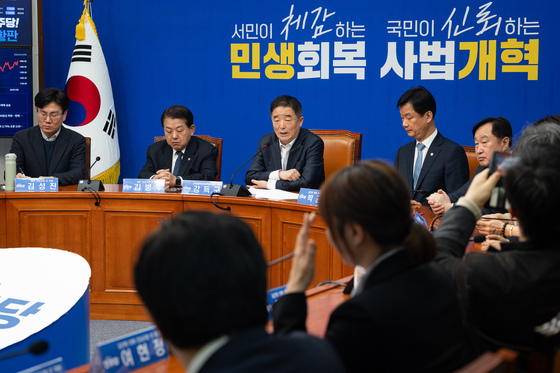 2차종합특검대응특위 전체회의 주재하는 강득구 위원장