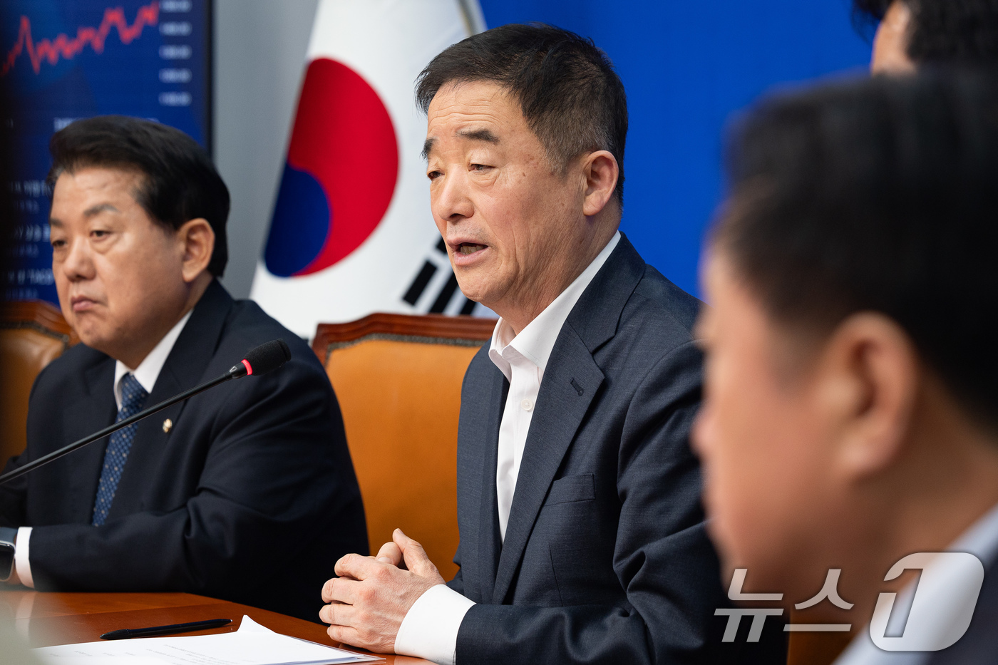 (서울=뉴스1) 유승관 기자 = 강득구 더불어민주당 2차종합특검대응특별위원회 위원장이 24일 서울 여의도 국회에서 열린 2차종합특검대응특별위원회 제2차 전체회의에서 모두 발언을 하 …