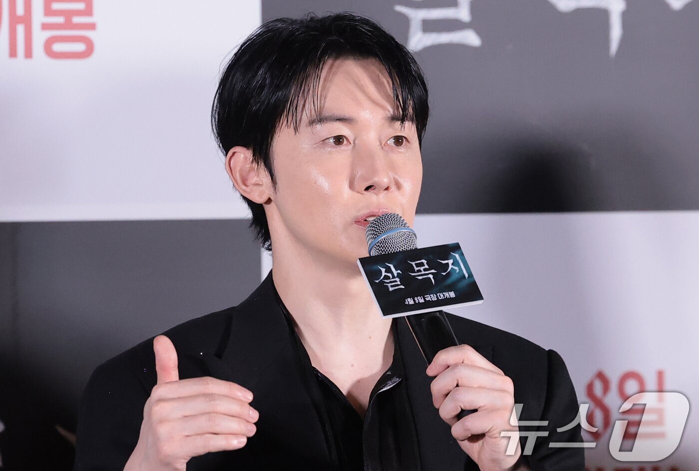 본문 이미지 - 배우 김준한이 24일 오후 서울 용산구 CGV아이파크몰에서 열린 영화 ‘살목지’(감독 이상민) 언론배급시사회 및 기자간담회에 참석해 취재진 질문에 답하고 있다. ‘살목지’는 로드뷰에 포착된 정체불명의 형체를 재촬영하기 위해 저수지로 향한 촬영팀이 검고 깊은 물속의 무언가와 마주하며 벌어지는 이야기를 그린 공포 영화다. 2026.3.24 ⓒ 뉴스1 권현진 기자