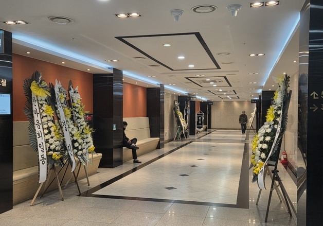 "호흡 맞춘 동료였는데", "왜 이렇게"…대전 화재 참사 빈소 비통함만