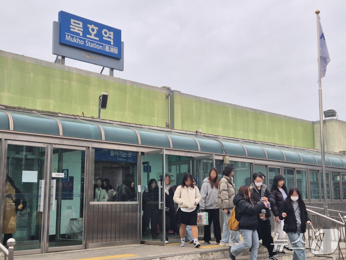 본문 이미지 - 지난 2월 28일 강원 동해시 KTX묵호역에 내린 서울발 열차 탑승객들이 대합실을 빠져나오고 있다.(뉴스1 DB) 윤왕근 기자