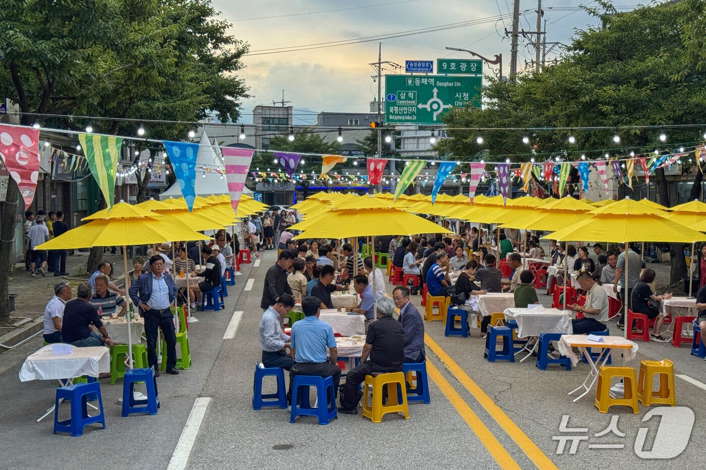 본문 이미지 - 지난해 강원 동해 송정권역 도시재생사업 '불금전파 송정' 행사 당시.(동해시 제공, 재판매 및 DB 금지)