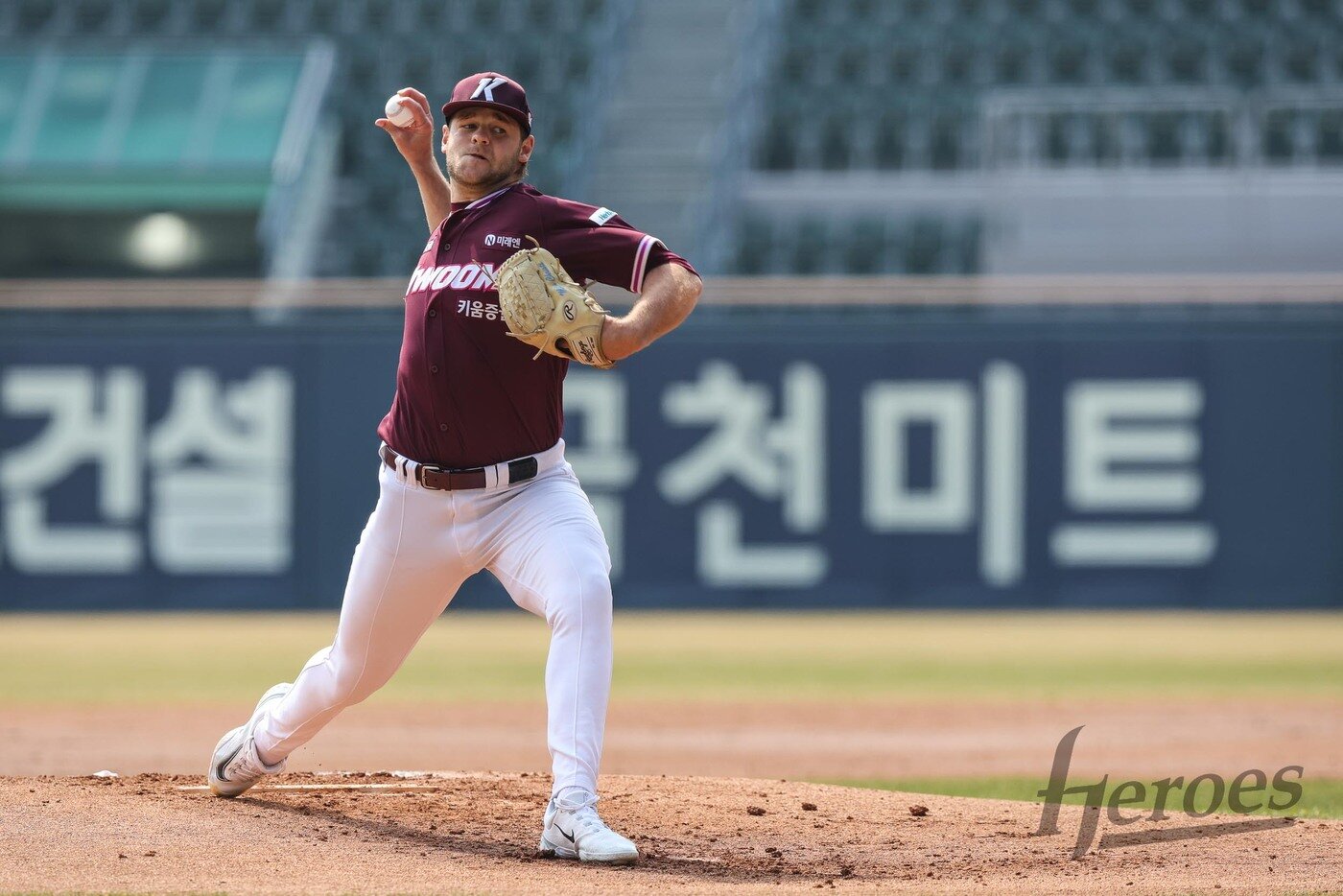 본문 이미지 - 키움 히어로즈 외국인 투수 네이선 와일스가 24일 서울 잠실구장에서 열린 KBO리그 시범경기 LG 트윈스전에서 역투하고 있다. (키움 히어로즈 제공)