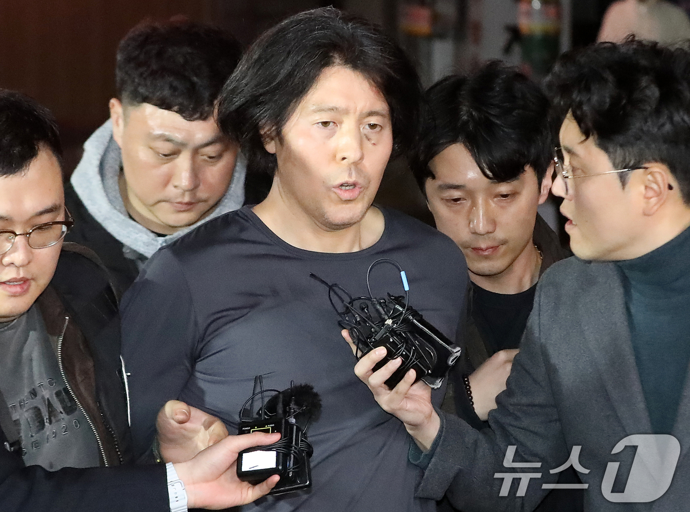 (부산=뉴스1) 윤일지 기자 = 부산 부산진구 소재 아파트에서 전 직장 동료였던 항공사 기장을 살해한 혐의로 구속된 김동환(49)의 신상정보가 24일 공개됐다.부산경찰청은 이날 신 …