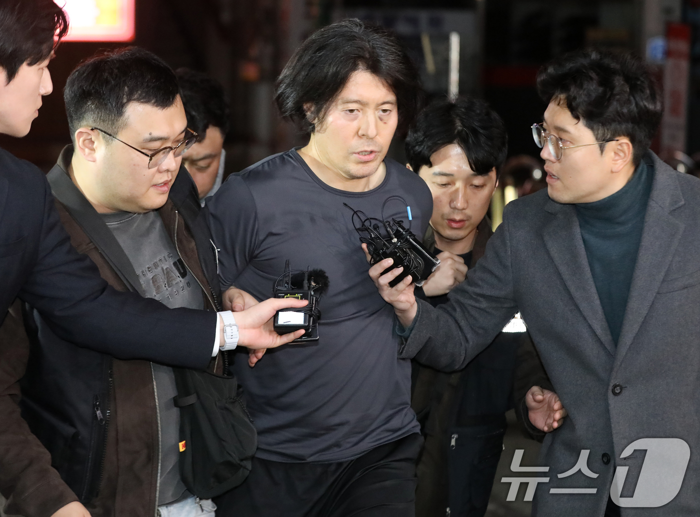 (부산=뉴스1) 윤일지 기자 = 부산 부산진구 소재 아파트에서 전 직장 동료였던 항공사 기장을 살해한 혐의로 구속된 김동환(49)의 신상정보가 24일 공개됐다.부산경찰청은 이날 신 …