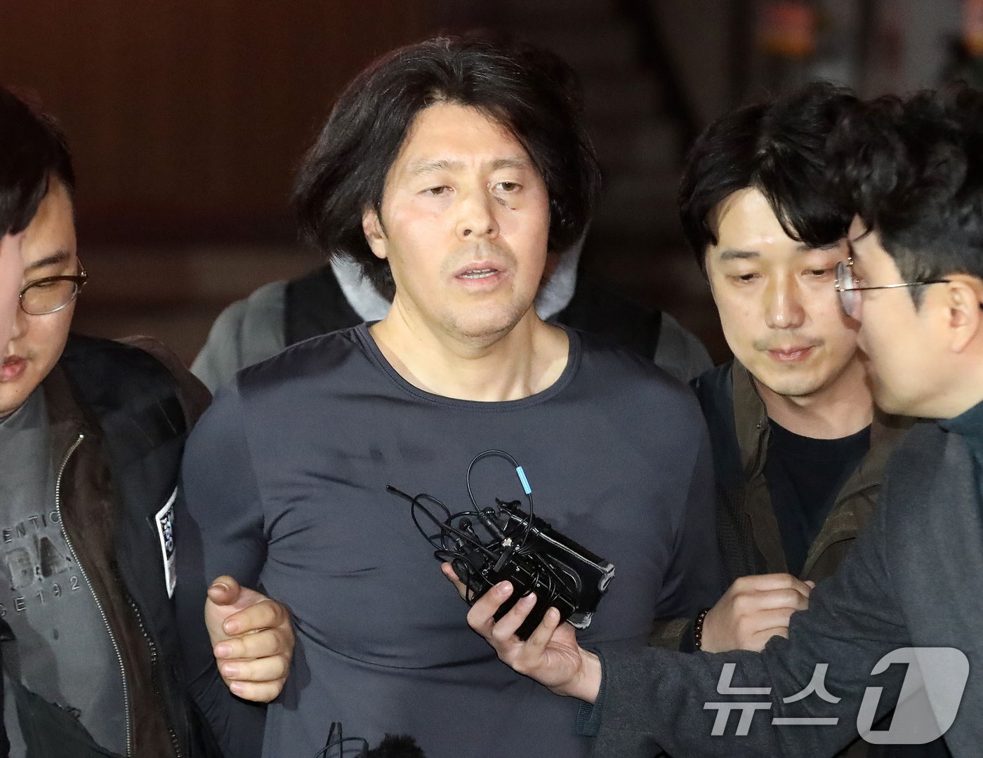 (부산=뉴스1) 윤일지 기자 = 부산 부산진구 소재 아파트에서 전 직장 동료였던 항공사 기장을 살해한 혐의로 구속된 김동환(49)의 신상정보가 24일 공개됐다.부산경찰청은 이날 신 …