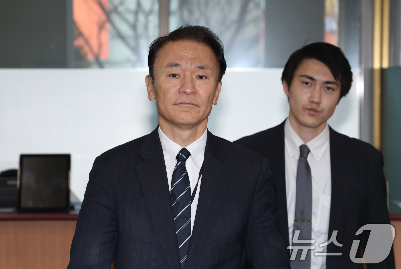 (서울=뉴스1) 임세영 기자 = 마츠오 히로타카 주한일본대사관 총괄공사가 24일 서울 종로구 외교부 청사로 초치되고 있다.정부는 이날 일본 정부가 역사적, 지리적, 국제법적으로 명 …