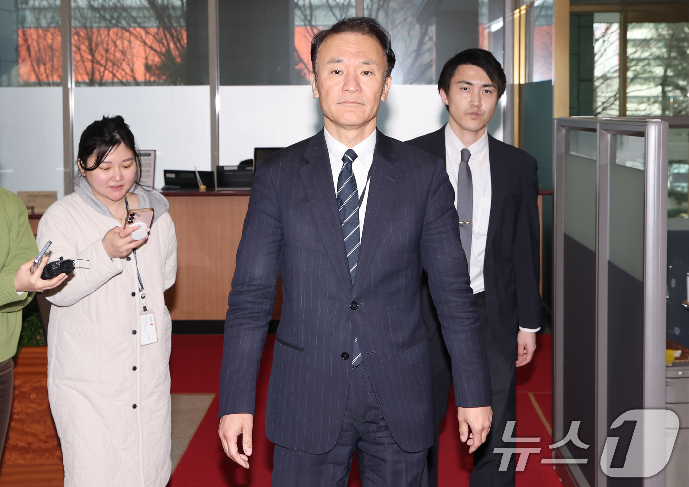 (서울=뉴스1) 임세영 기자 = 마츠오 히로타카 주한일본대사관 총괄공사가 24일 서울 종로구 외교부 청사로 초치되고 있다.정부는 이날 일본 정부가 역사적, 지리적, 국제법적으로 명 …