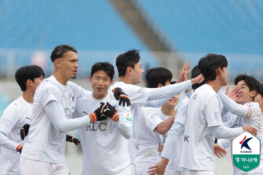 본문 이미지 - 조용히 내실을 다진 부산은 개막 후 3승1무로 수원삼성에 이어 K리그2 2위에 올라 있다. (한국프로축구연맹 제공)