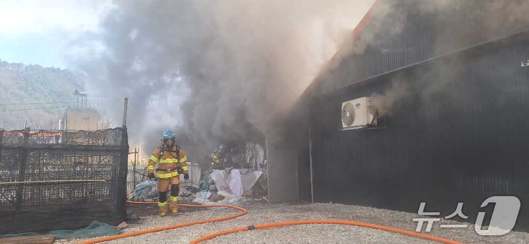 본문 이미지 - 강원 태백 상가 화재 현장.(강원도소방본부 제공, 재판매 및 DB금지)