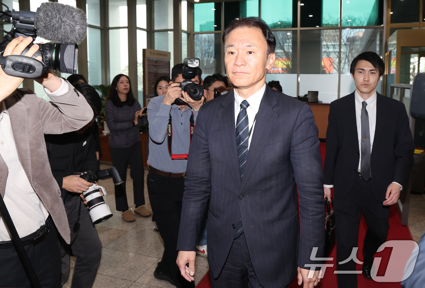 (서울=뉴스1) 임세영 기자 = 마츠오 히로타카 주한일본대사관 총괄공사가 24일 서울 종로구 외교부 청사로 초치되고 있다.정부는 이날 일본 정부가 역사적, 지리적, 국제법적으로 명 …