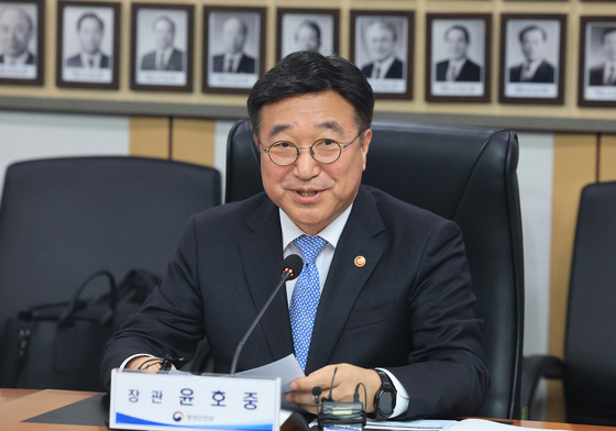 인사말하는 윤호중 장관