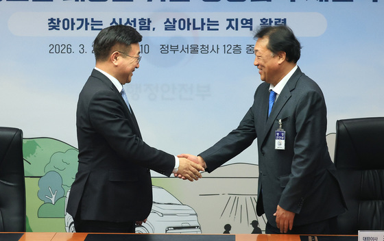 악수 나누는 윤호중 행안부 장관·최준영 기아  대표이사