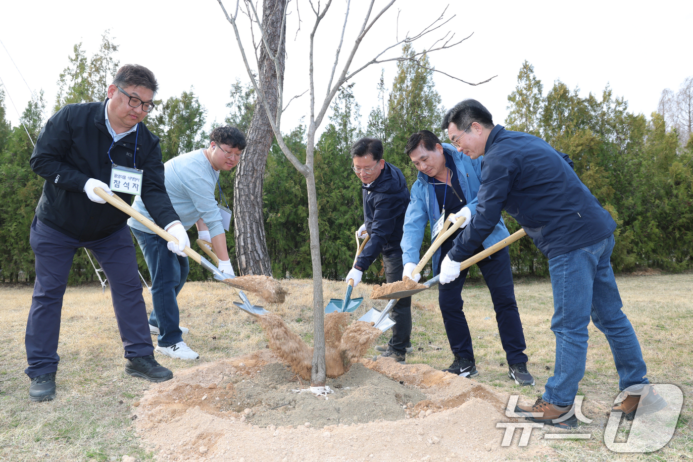 (서울=뉴스1) = 이승돈 농촌진흥청장이 24일 경기도 안성시 농협안성팜랜드에서 열린 민·관 합동 꿀샘식물 식재 행사에서 기념식수를 하고 있다. (농촌진흥청 제공. 재판매 및 DB …