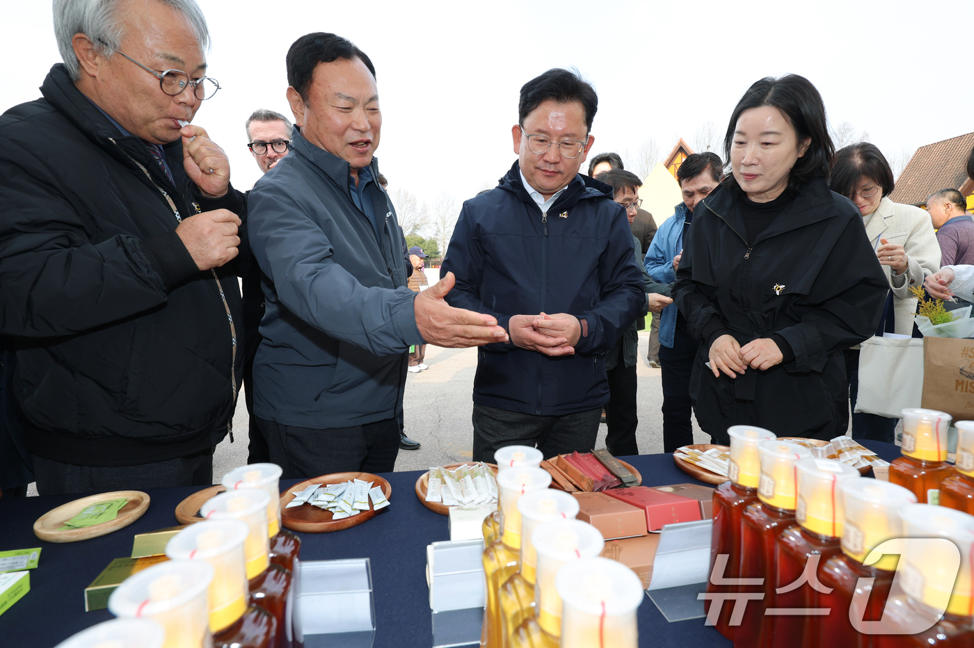 (서울=뉴스1) = 이승돈 농촌진흥청장이 24일 경기도 안성시 농협안성팜랜드에서 열린 민·관 합동 꿀샘식물 식재 행사에서 전시 부스를 관람하고 있다. (농촌진흥청 제공. 재판매 및 …