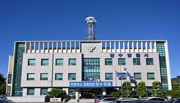 50대 父 "과일 깎다 실수로 배 찔렸다"…경찰은 20대 아들 입건, 왜?