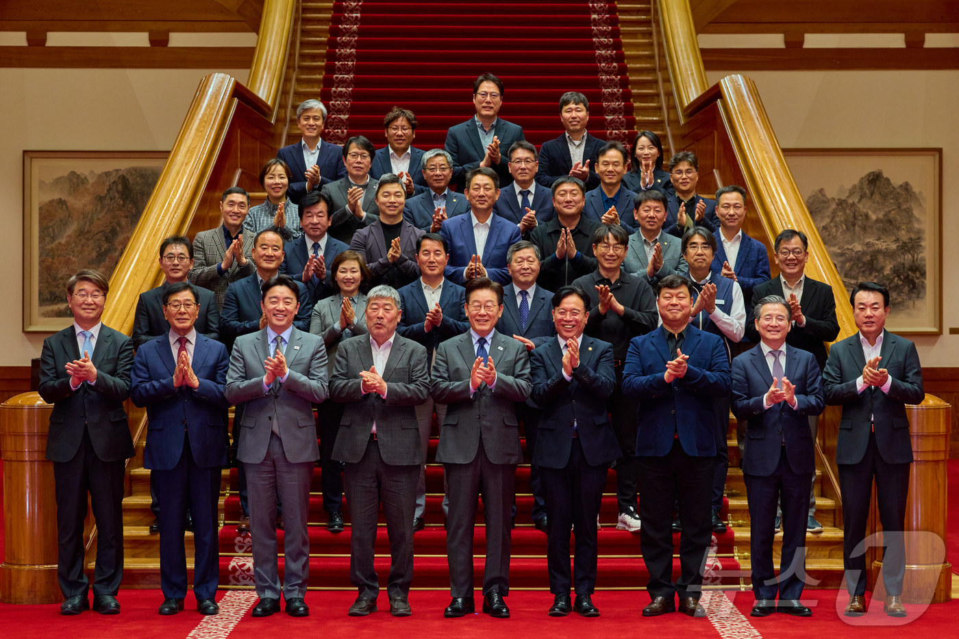 (서울=뉴스1) 허경 기자 = 이재명 대통령이 24일 청와대에서 열린 한국노총 초청간담회에서 참석자들과 기념촬영을 하고 있다. (청와대 제공. 재판매 및 DB 금지) 2026.3. …