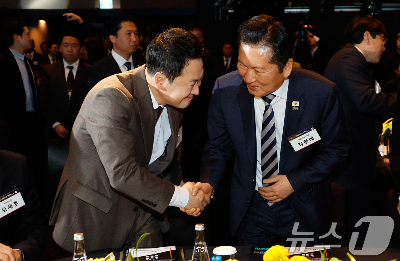 (서울=뉴스1) 유승관 기자 = 정청래 더불어민주당 대표와 장동혁 국민의힘 대표가 24일 서울 장충동 신라호텔에서 열린 매일경제 창간 60주년 기념 비전코리아 국민보고대회에서 인사 …