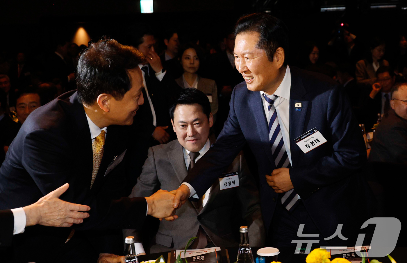 (서울=뉴스1) 유승관 기자 = 정청래 더불어민주당 대표와 오세훈 서울시장이 24일 서울 장충동 신라호텔에서 열린 매일경제 창간 60주년 기념 비전코리아 국민보고대회에서 인사를 하 …