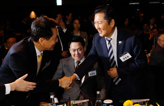 오세훈 서울시장과 인사 나누는 정청래 민주당 대표